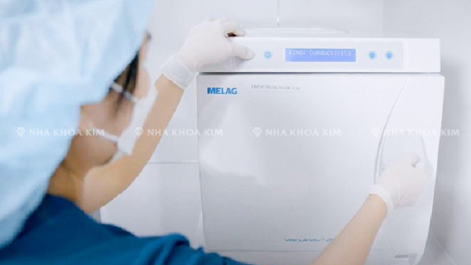 Nồi hấp chân không Melag Vacuklav tiêu chuẩn Class B của Đức sử dụng nước cất theo quy trình mới của Nha khoa Kim.