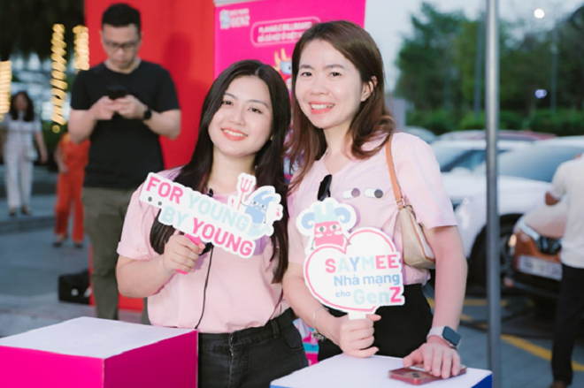 Bà Đặng Thùy Trang (bên phải) - Head of Marketing của thương hiệu Saymee.