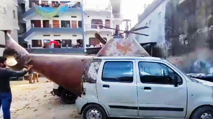 Người đàn ông đầu tư hơn 3.000 USD biến chiếc Wagon R thành một trực thăng để kiếm thêm tiền từ việc cho thuê trong đám cưới, nhưng nó lại bị cảnh sát tịch thu. (Ảnh: X/ANI)