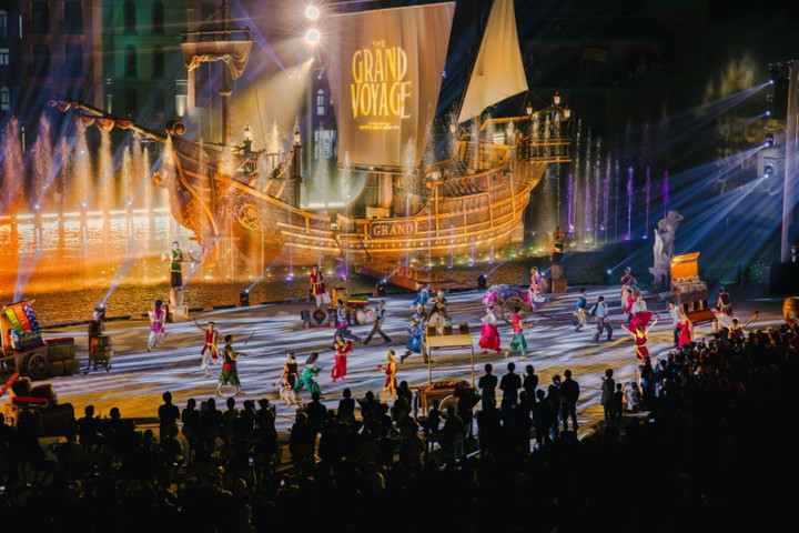 Du khách trong chuyến đại hải trình Voyage đi tới những vùng đất thần kỳ tại Grand World.