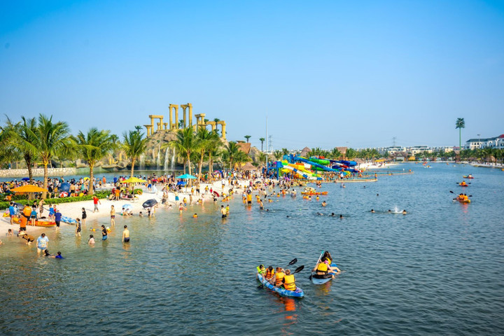Công viên giải trí VinWonders Wave Park & Water Park sôi động.