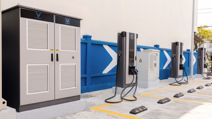 Trụ sạc siêu nhanh công nghệ mới 360 kW đang được VinFast thí điểm nhằm tối ưu trải nghiệm của chủ xe điện.
