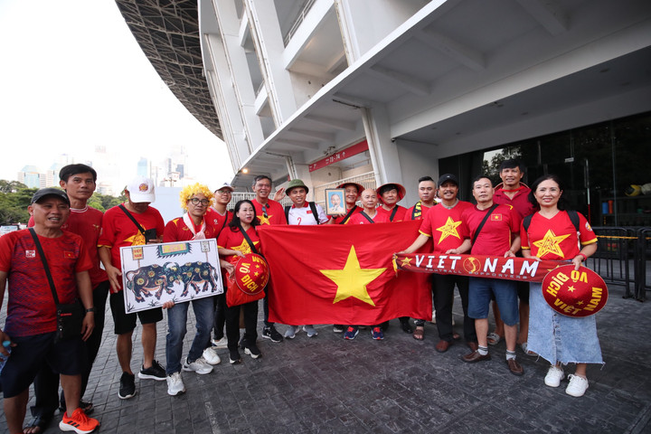 Có khoảng 50 CĐV Việt Nam xuất hiện trên sân Gelora Bung Karno trước giờ bóng lăn.