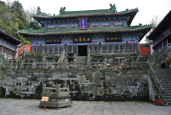 Cung Nam Nham, tên đầy đủ là cung Đại Thánh Nam Nham, được Đạo giáo tôn sùng là thánh địa luyện võ và tu đạo. Trong ảnh là điện chính của cung Nam Nham được gọi là điện Huyền Đế.