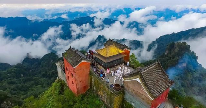 Cung Thái Hòa nằm trên đỉnh Thiên Trụ, do đó cũng là cung điện cao nhất trên núi Võ Đang. Điện chính của cung Thái Hòa được gọi là Kim Điện, nổi bật với mái ngói màu vàng.