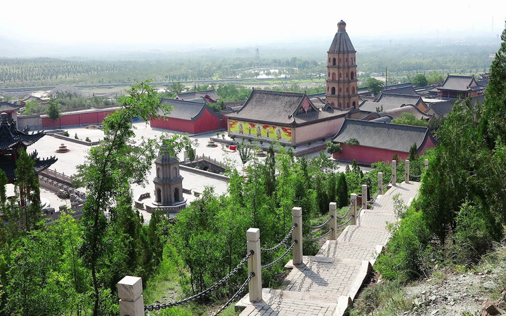 Ngoài ra, núi Võ Đang cũng có ngôi chùa Phật giáo nổi tiếng được đặt theo tên của ngọn núi. Không rõ chùa Võ Đang được xây dựng lần đầu tiên vào năm nào nhưng theo dòng chữ còn lưu lại trên một tượng sư tử đá, chùa dường như được xây vào năm Gia Khánh thứ 14 của triều đại nhà Thanh (1809).