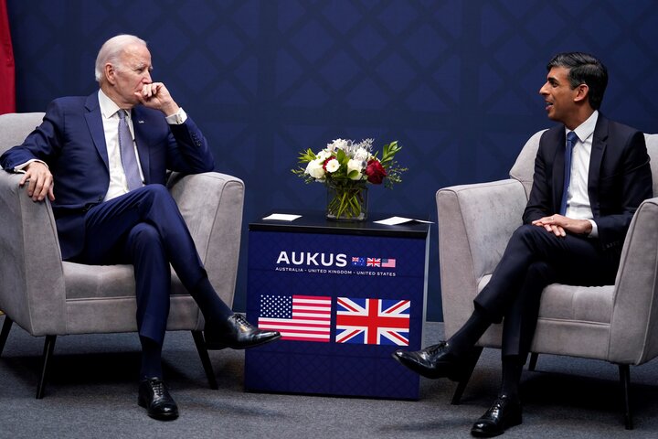Thủ tướng Anh Rishi Sunak (phải) phát biểu cùng Tổng thống Mỹ Joe Biden trong hội nghị thượng đỉnh AUKUS tại San Diego, California, tháng 3/2023. (Ảnh: AFP)