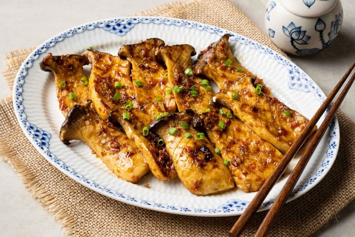 Nấm đùi gà sốt dầu hào sau chế biến. (Ảnh: B.L)