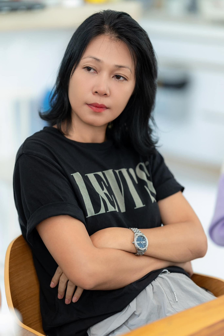 "Khi tôi lo được cho em út xây dựng gia đình, lúc đó tôi mới đứng trước bàn thờ ba mẹ và khóc", Đinh Y Nhung chia sẻ.