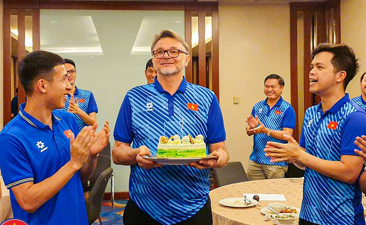 HLV Troussier cảm ơn tình cảm của các học trò.