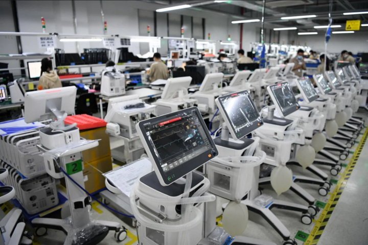 Bên trong một nhà sản xuất máy thở ở thành phố Thâm Quyến, Trung Quốc, nơi xuất khẩu tăng mạnh ngay từ đầu năm. (Ảnh: Tân Hoa Xã)
