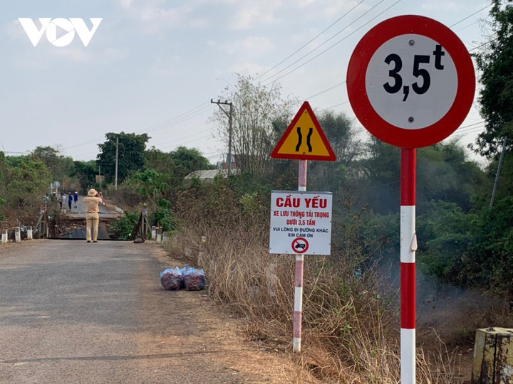 Đầu cầu đã có bảng báo cầu yếu, cấm xe tải trọng dưới 3,5 tấn nhưng tài xế vẫn cho xe chạy qua. (Ảnh: CA)