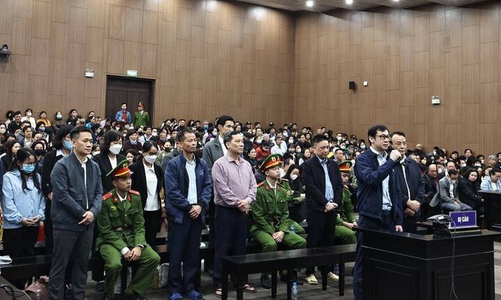 Các bị cáo tại toà.