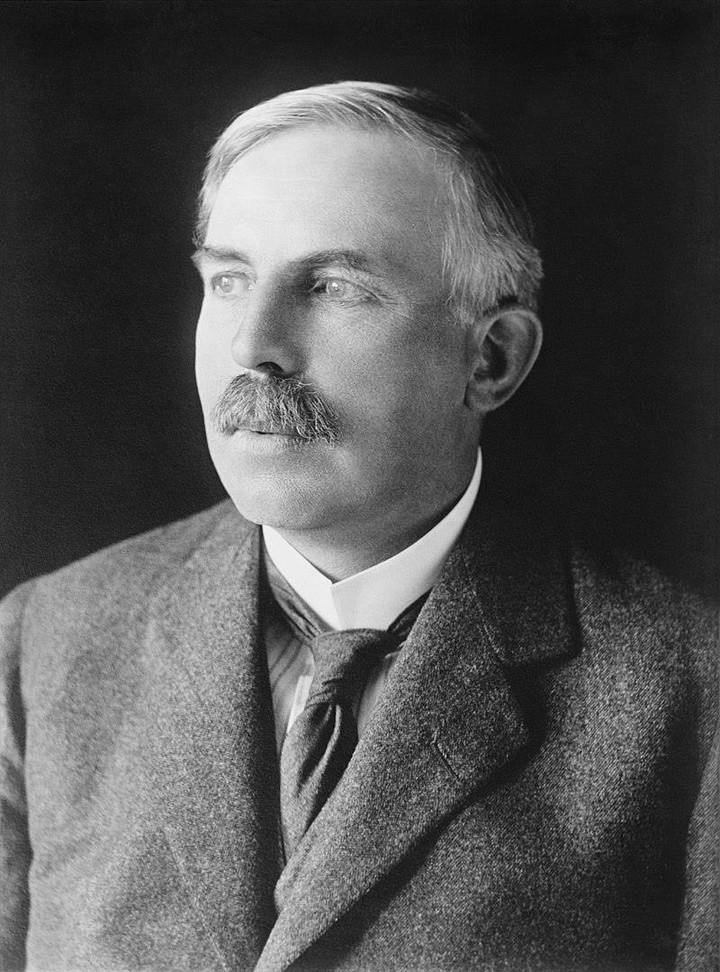 Ernest Rutherford sinh ngày 30/8/1871 ở vùng nông thôn Spring Grove của New Zealand. Ông là con thứ 4 trong gia đình 12 anh chị em. Cha của ông là James, trình độ học vấn thấp và phải vật lộn để nuôi sống gia đình đông con. Mẹ của ông - bà Martha làm giáo viên. Bà ấy tin rằng, kiến ​​thức là sức mạnh và bản thân rất chú trọng đến việc học tập của con cái. (Ảnh: wikipedia)