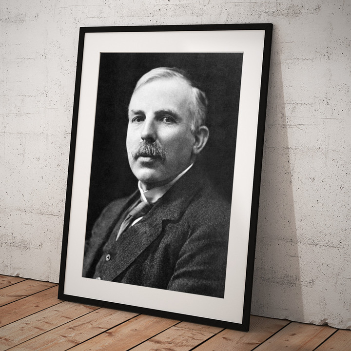 Năm 1907, Ernest Rutherford trở lại Anh, chuyển sang làm giáo sư tại Đại học Manchester. Tại đây, ông khai sinh ra mô hình hạt nhân - khám phá đánh dấu sự khởi đầu của ngành vật lý hạt nhân, mở đường cho việc phát minh ra bom nguyên tử. Nhiều khám phá của Ernest Rutherford cũng trở thành nền tảng cho việc xây dựng máy va chạm Hadron lớn của Tổ chức nghiên cứu hạt nhân châu Âu. (Ảnh: fineartamerica)