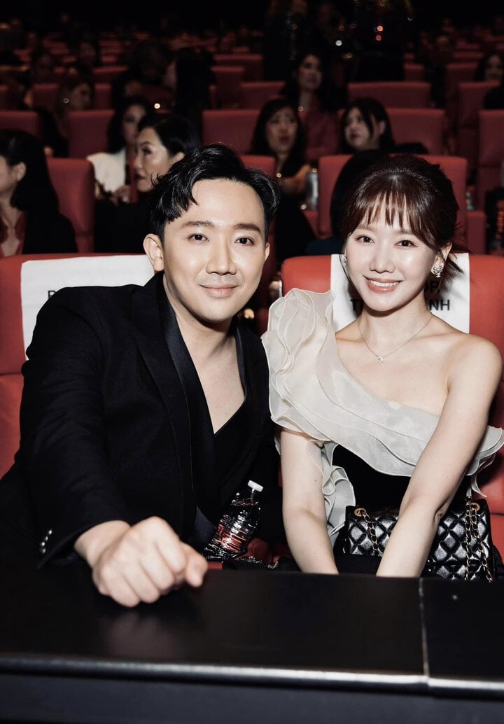 Trấn Thành cùng Hari Won ra mắt phim 'Mai' tại rạp ở Mỹ. Ảnh: FBNV