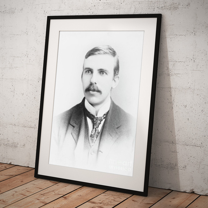 Đạt được danh tiếng nhờ những đóng góp về các nguyên tố phóng xạ, Ernest Rutherford trở thành diễn giả tích cực trước công chúng. Thời điểm hoàng kim, ông xuất bản nhiều bài báo trên tạp chí và viết các cuốn sách giáo khoa được đánh giá cao nhất thời bấy giờ về chủ đề phóng xạ. (Ảnh: pixelsmerch)