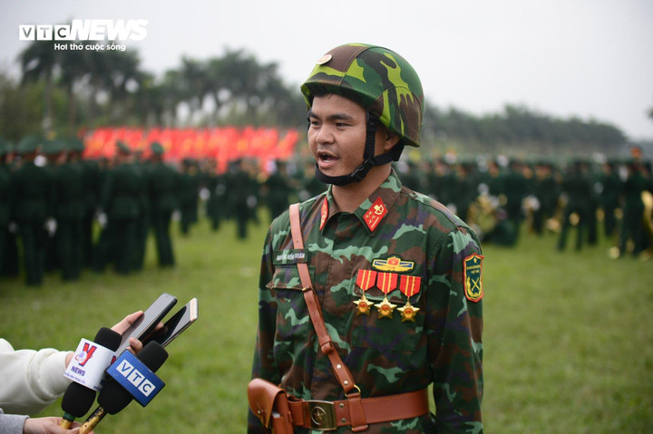 Đại úy Nguyễn Hồng Huân, khối trưởng - đại diện binh chủng Đặc công.