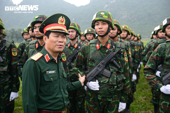 Thượng tướng Nguyễn Tân Cương, Tổng Tham mưu trưởng Quân đội nhân dân Việt Nam, Thứ trưởng Bộ Quốc phòng thăm hỏi, động viên khối Đặc công tham gia hợp luyện.
