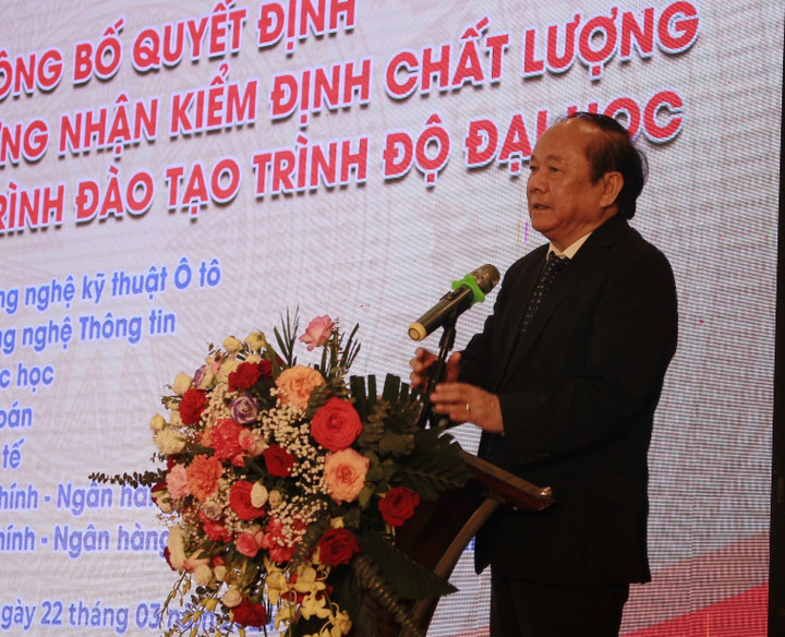 GS.TS Đinh Văn Tiến, Phó Hiệu trưởng Trường ĐH KDCN Hà Nội phát biểu tại buổi lễ.