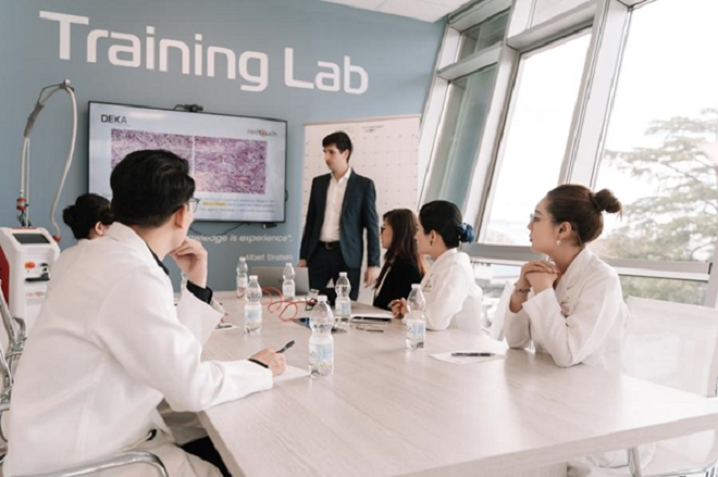 Chuyến tu nghiệp ở châu Âu, tích lũy kiến thức và kinh nghiệm ứng dụng công nghệ cao trong làm đẹp của đội ngũ chuyên gia TMV Ngọc Dung.