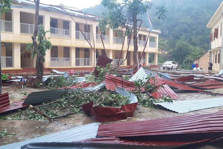 Nhiều mái tôn bị dông lốc kéo sập. (Ảnh: Đ.X.)