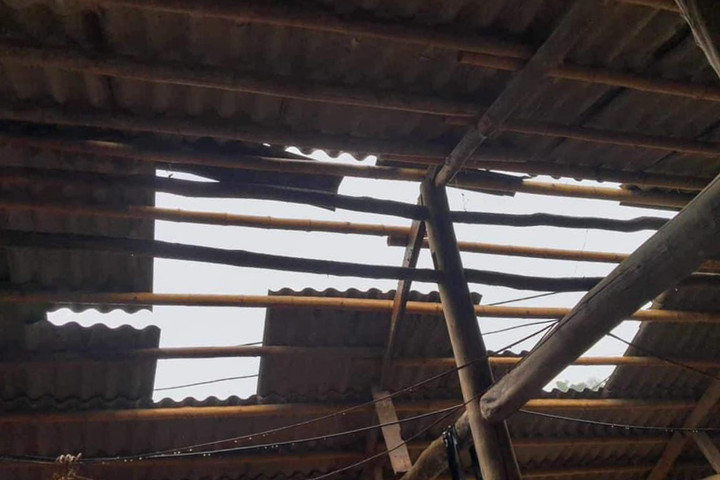 Căn nhà của người dân xã Mường Lèo bị thủng mái do mưa đá. (Ảnh: Đ.X.)