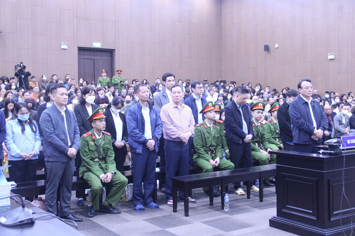 Các bị cáo tại toà.