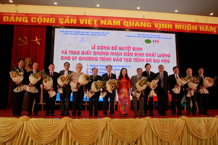 Trường Đại học Kinh doanh và Công nghệ Hà Nội công bố quyết định và trao giấy chứng nhận kiểm định chất lượng cho 07 chương trình đào tạo trình độ đại học.