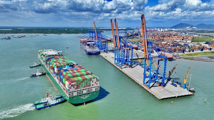 Việt Nam đứng thứ 3 ASEAN về số lượng kết nối vận chuyển container quốc tế trực tiếp, không qua trung chuyển với 34 tuyến. (Trong ảnh, tàu vào cảng quốc tế Gemalink làm hàng).