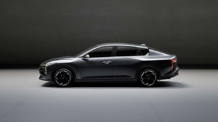 Tổng thể thiết kế KIA K4 2025 theo phong cách sedan coupe trẻ trung.