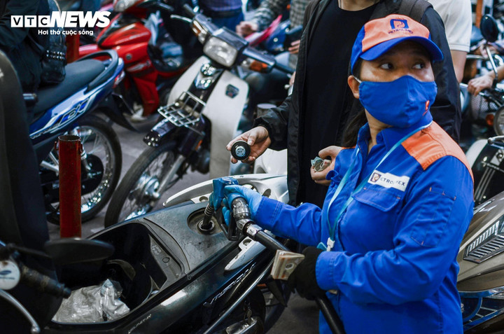 Doanh nghiệp bắt buộc xuất hóa đơn điện tử theo từng lần bán xăng dầu. (Ảnh minh họa: Minh Đức)