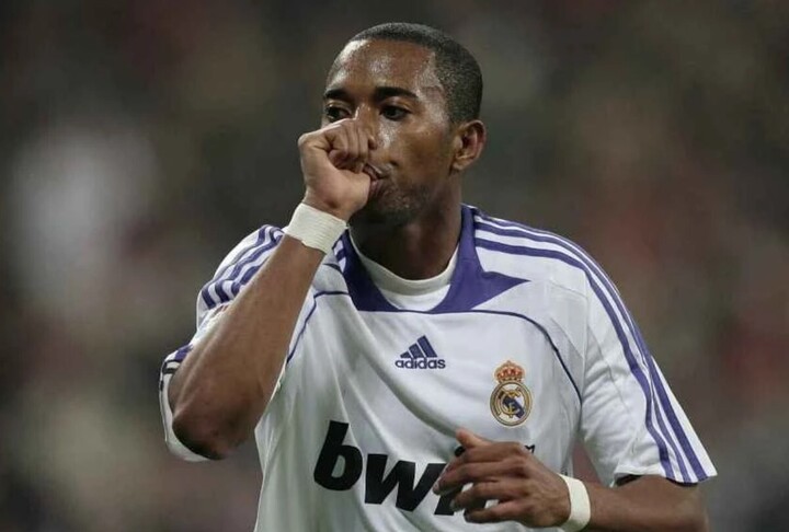 Tối 21/3, AS đưa tin tiền đạo Robinho vừa bị bắt giữ để thi hành án tù 9 năm vì tội hiếp dâm trong lúc thi đấu tại Italia năm 2013. Cựu sao Real bị tòa án Italia kết án 9 năm tù giam vào năm 2017. Đến năm 2022, chính quyền nước này yêu cầu phía Brazil bắt Robinho thực hiện án tù tại quê nhà, do quốc gia Nam Mỹ không có quy định dẫn độ công dân phạm tội. Sau phiên họp mới đây, 8/10 phiếu của thành viên Tòa án Công lý Cấp cao Brazil (STJ) ủng hộ việc bắt giữ Robinho và thi hành bản án tại quê nhà.