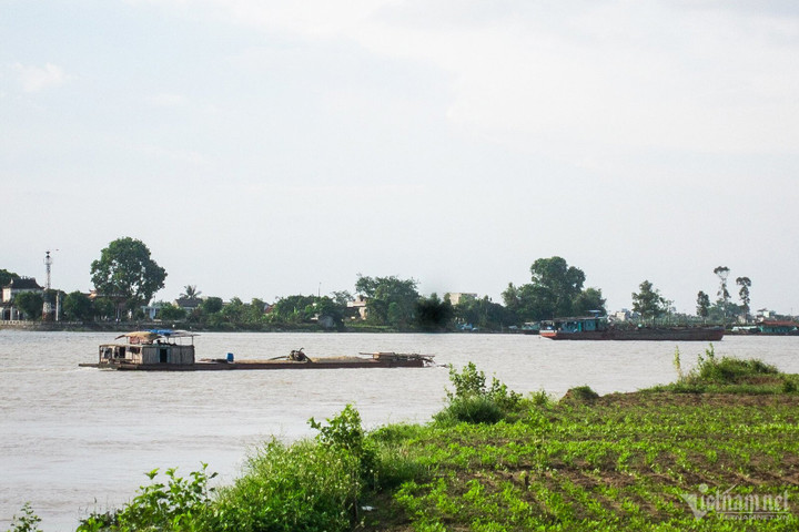 Hoạt động hút cát trên sông Đáy, đoạn qua địa bàn huyện Nghĩa Hưng (Nam Định).