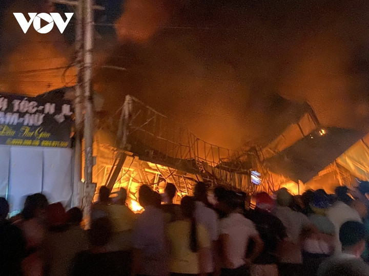 Người dân đứng xem lực lượng chữa cháy. (Ảnh: VOV)