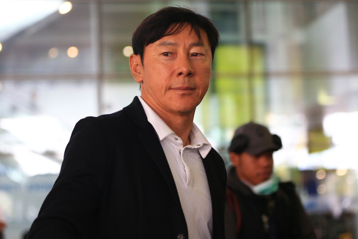 HLV Shin Tae-yong chiếm lợi thế khi đối đầu với ông Troussier.