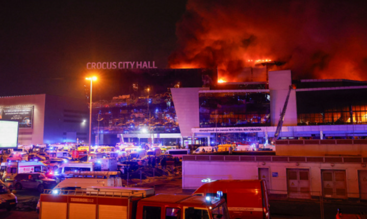 Khói lửa bốc lên tại nhà hát Crocus City Hall sau vụ tấn công đêm 22/3. (Ảnh: Reuters)