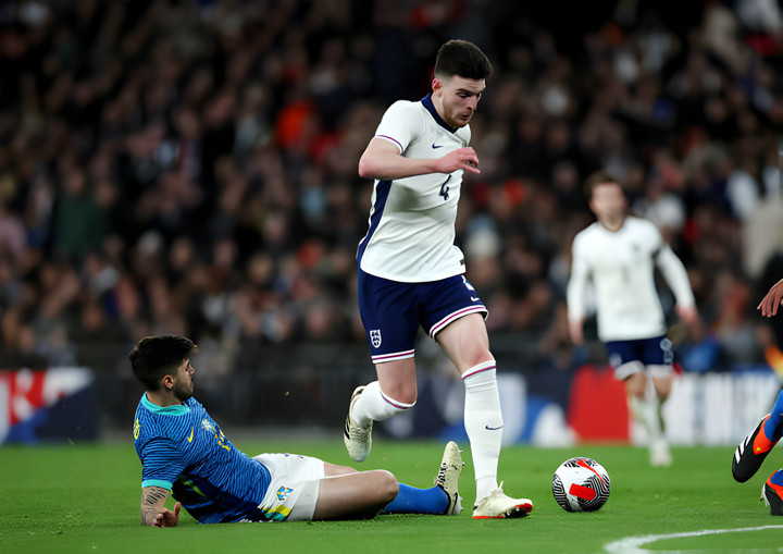 Brazil (áo xanh) chơi sòng phẳng với Anh dù bị đánh giá thấp hơn.