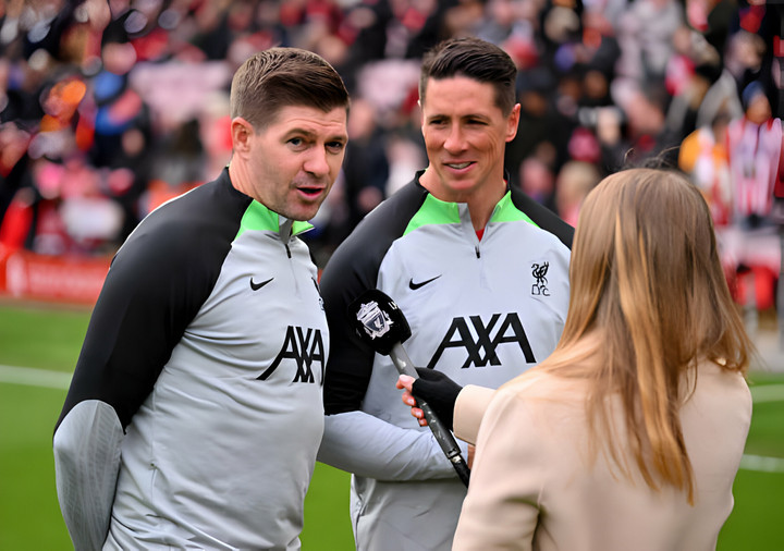 CĐV Liverpool nghẹn ngào khi chứng kiến Torres, Gerrard trở lại Anfield. Hiện cả hai đều đã theo nghiệp cầm quân. G8 đang dẫn dắt Al Ettifaq tại Ả Rập Xê Út, trong khi Torres nắm đội U19 Atletico Madrid.