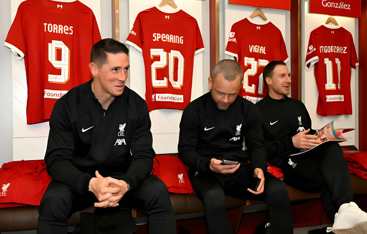 Dàn cựu danh thủ từng khoác áo Liverpool như Fernando Torres, Dirt Kuyt, Steven Gerrard Jay Spearing, Gregory Vignal,... dành thời gian trở lại Anfield để tham dự sự kiện đặc biệt này.
