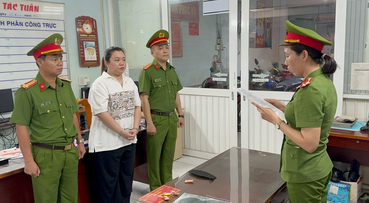 Công an tống đạt các quyết định với Nguyễn Phương Thanh.