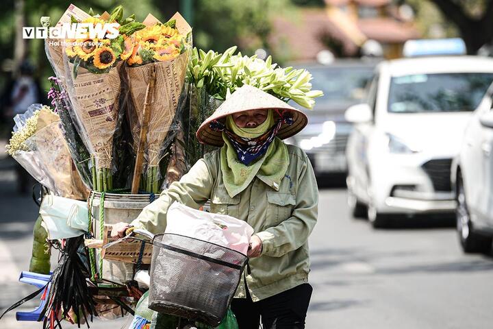 Đầu tháng 4 Hà Nội ít mây, trời nắng nóng. (Ảnh: Minh Đức)