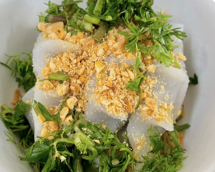 Bánh coóc được ăn kèm lạc rang, măng ớt và rau thơm. (Ảnh: Báo Lạng Sơn)