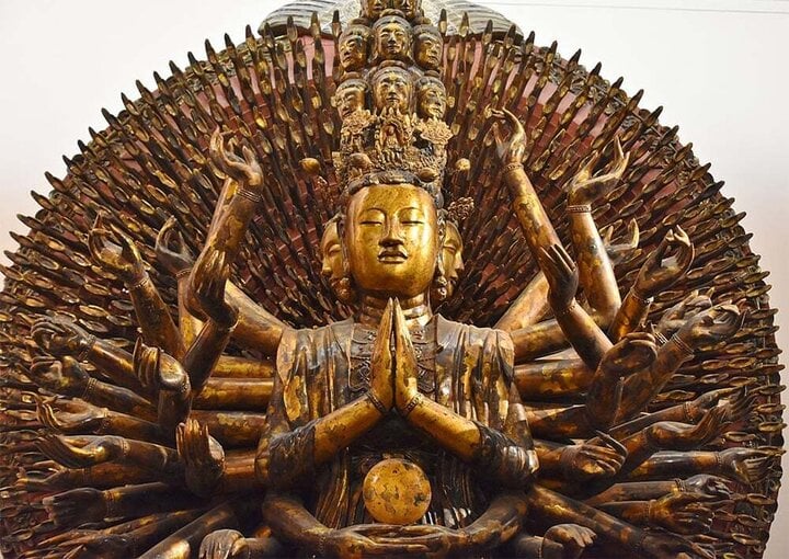 Tượng Quán Thế Âm nghìn mắt nghìn tay của chùa Bút Tháp, hiện được trưng bày tại Bảo tàng Mỹ thuật Việt Nam.