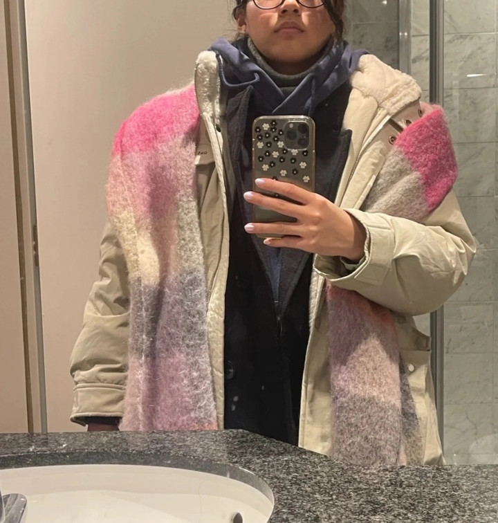 Chàng trai "lách" quy định hạn chế hành lý xách tay bằng cách mặc nhiều lớp quần áo (Ảnh: Weixin)