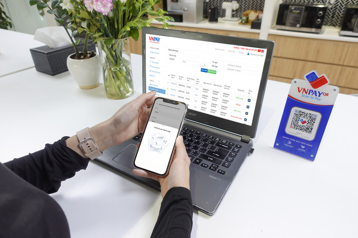 Hộ kinh doanh dễ dàng cập nhật và kiểm soát giao dịch từ xa chỉ với một chiếc điện thoại.