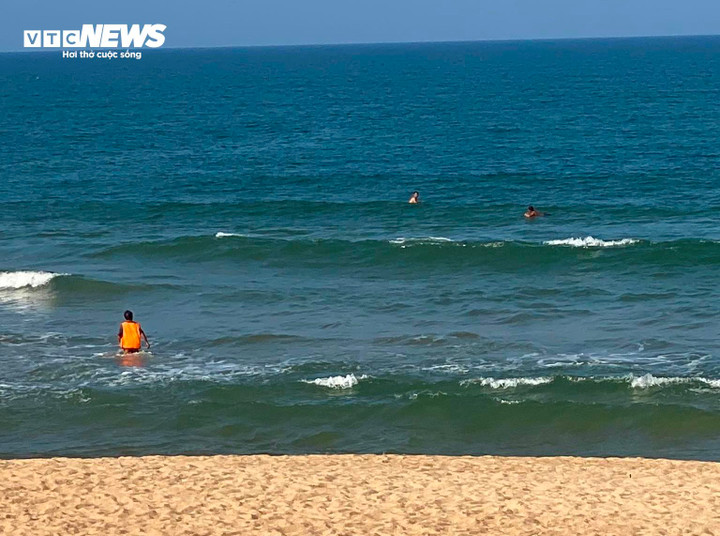 Người dân và lực lượng chức năng cứu hộ 4 thiếu niên.