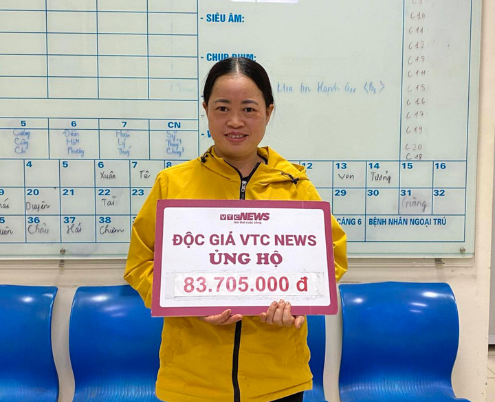 Chị Hầu Thị Ngọ nhận tiền ủng hộ cho con trai Trần Văn Hậu.