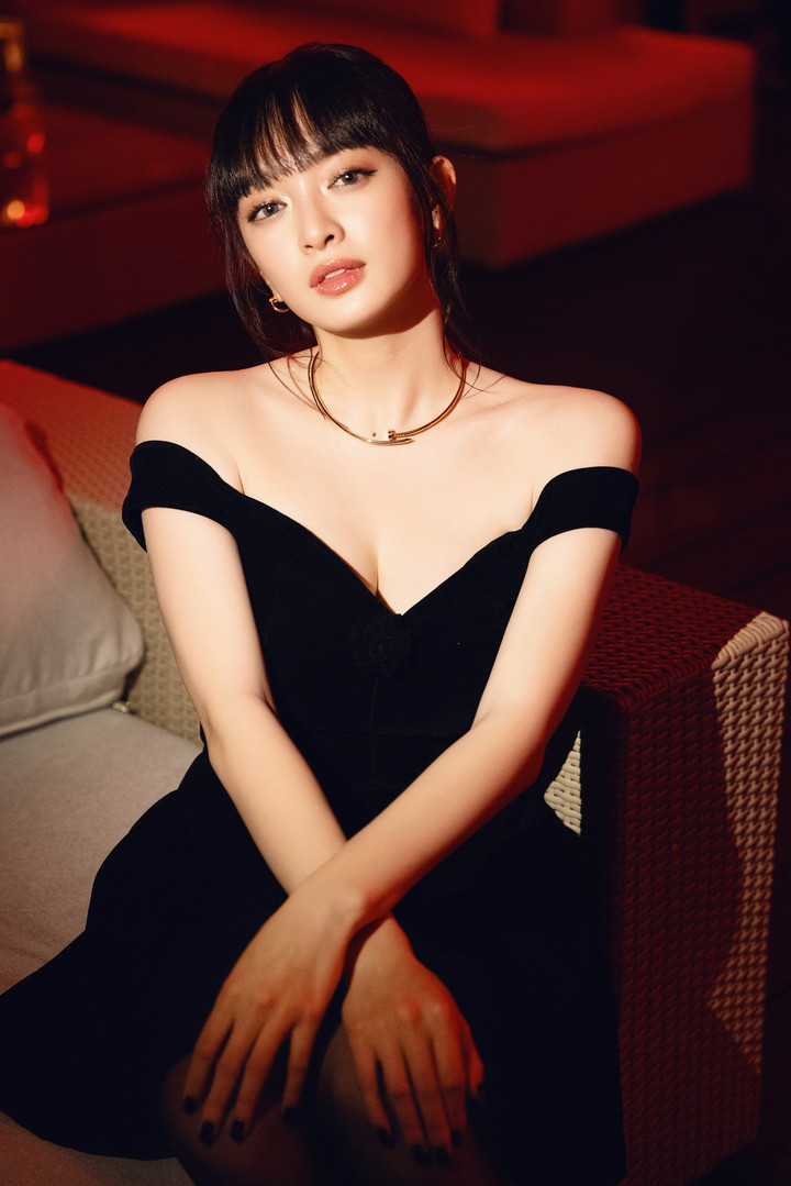 Tham sự sự kiện còn có sự góp mặt của Kaity Nguyễn. Cô diện đầm trễ vai tôn lên những đường nét cơ thể. Bộ đầm được phối hợp với cùng các món trang sức vàng có kiểu dáng tối giản, tạo vẻ đẹp tinh tế nhưng không kém phần sang trọng.