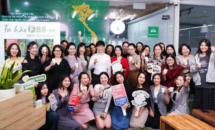Ông Phùng Anh Tuấn và CBNV F88 đón mừng giấy chứng nhận Nơi làm việc xuất sắc năm 2024